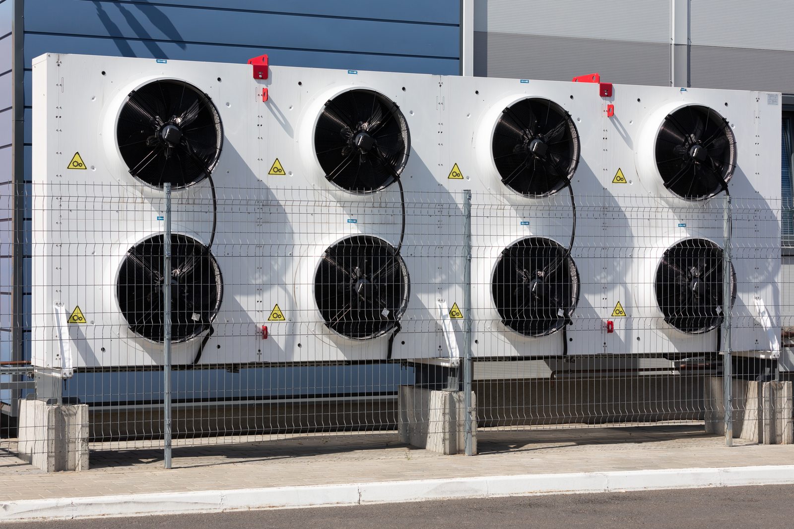 Banco de condensadoras de aire acondicionado en instalación industrial